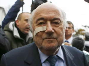 Blatter defiende su honorabilidad y la de Platini