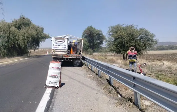 Secretaría de Infraestructura realiza mantenimiento permanente en tramos carreteros
