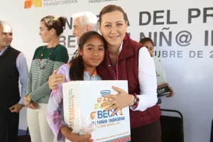 SMDIF entrega paquetes escolares a menores de Zapotitlán
