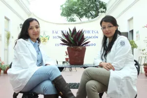 Alumnas de medicina de la BUAP reciben premio ceneval al desempeño de excelencia EGEL