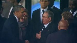 Saludo histórico entre Obama y Castro en funeral de Mandela