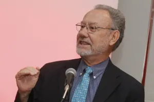 Critica rector de la Ibero entrega de bonos a docentes en el Día del Maestro
