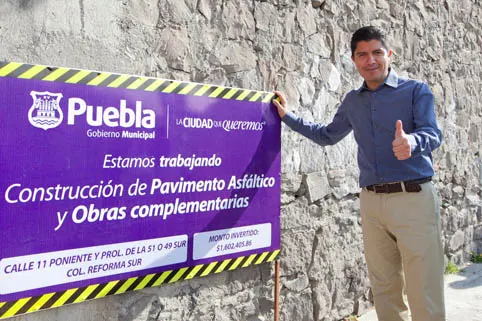 Eduardo Rivera entrega calle pavimentada en la Reforma Sur