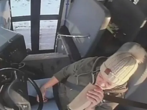 Graban a chofer de camión escolar tomando cerveza mientras llevaba niños