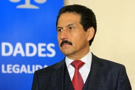 El Rector Alfonso Esparza Ortiz colocó la primera piedra de su gestión