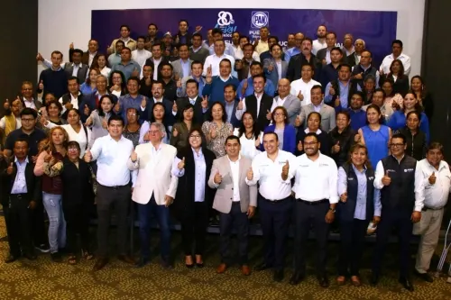 Genoveva Huerta presenta orgullosa a los dirigentes de los comités municipales