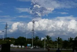 Volcán de Colima registra considerable explosión