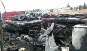 Bomberos sofocan incendio en taller mecánico