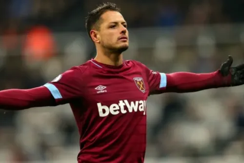 Técnico de Sevilla deja en el aire titularidad de “Chicharito”