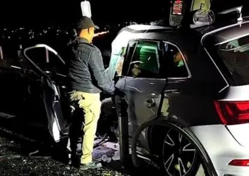 Joven quedó prensado al impactar su vehículo contra un camión de carga en la Vía Atlixcáyotl