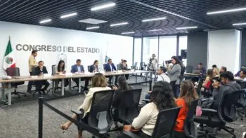 En comisión, Congreso de Puebla avala creación de diputación migrante