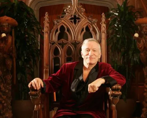 Hugh Hefner, Barbara Sinatra o Malcolm Young; 2017 se llevó a muchos famosos