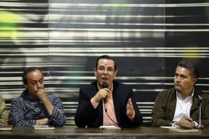 Álvaro Delgado presenta libro en Puebla
