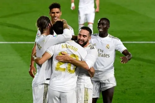 Real Madrid vence 3-0 al Valencia y lo mantiene más cerca del Barcelona