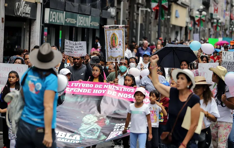 frente-nacional-por-la-familia-libros-de-texto-gratuitos
