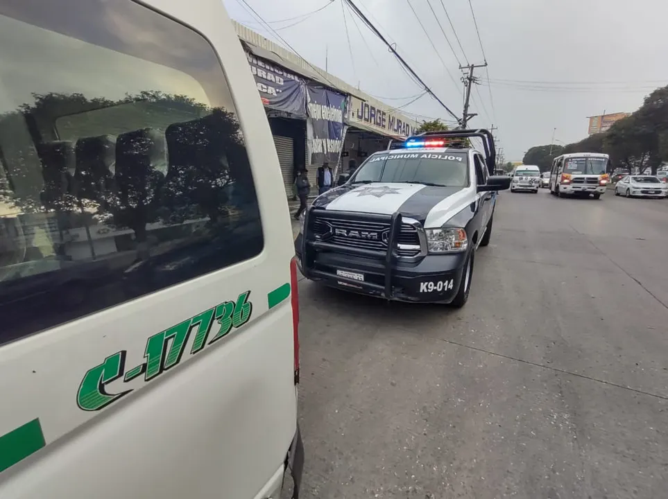 Chocan patrulla de la Policía Municipal y unidad de la ruta 12-A frente a La Fayuca