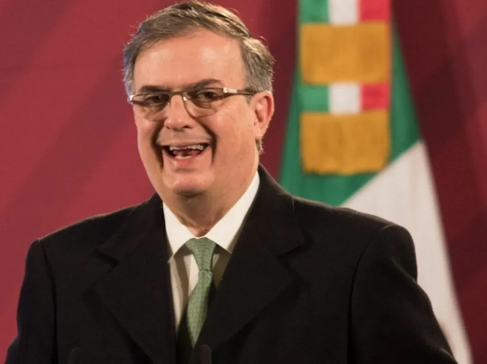 Hieren a Ebrard, pero tiene la vacuna verde