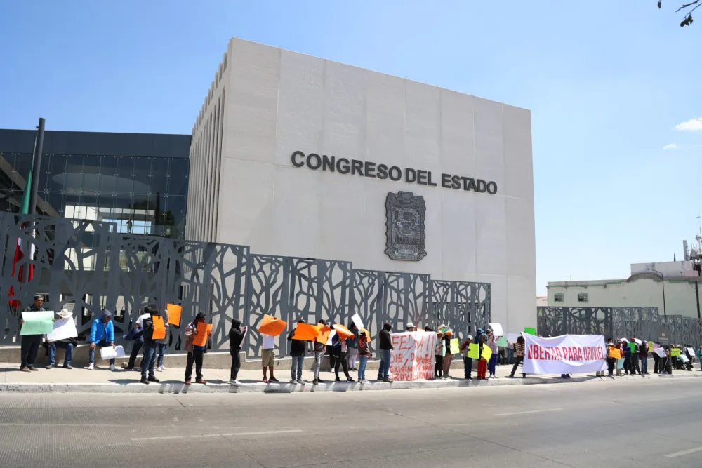 Habitantes de Ciudad Serdán y Tlachichuca, protestan fuera del Congreso de Puebla