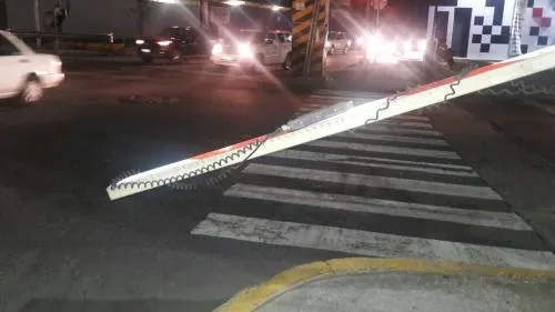 Se cayó pluma que controla el paso del tren turístico en el bulevar Forjadores