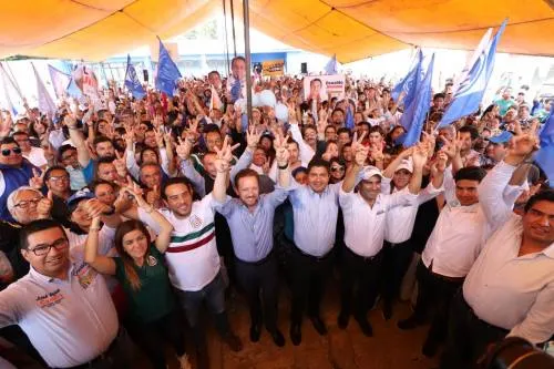 Acompañado por Luis Banck, Eduardo Rivera cierra campaña en el distrito 17