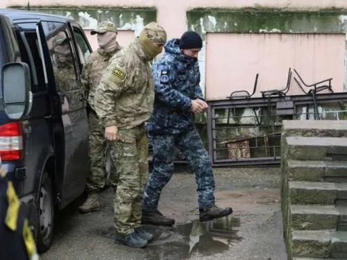 Enjuiciará Rusia a marineros ucranianos detenidos tras altercado
