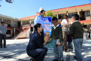 Entregan SMDIF y Resa lentes a alumnos de primaria en Totimehuacán
