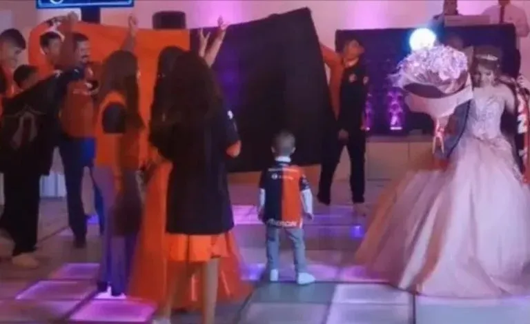 Quinceañera con bufanda del Atlas