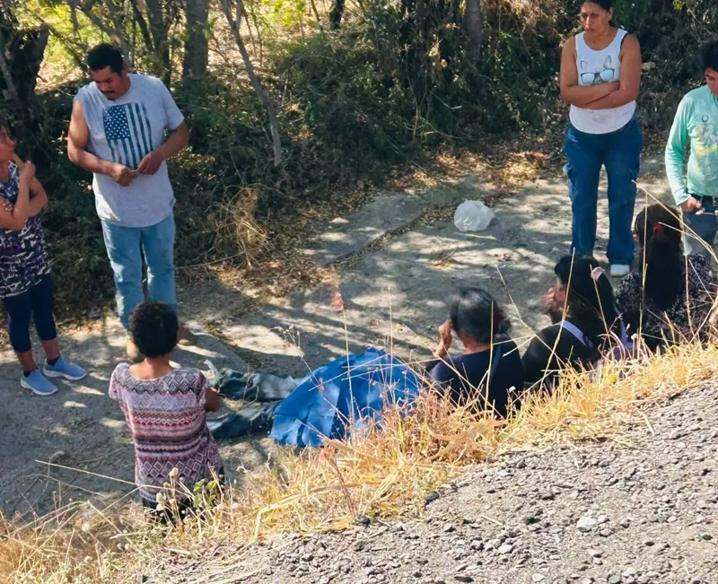 Camioneta de Barcel vuelca y aplasta a peatón en Izúcar de Matamoros