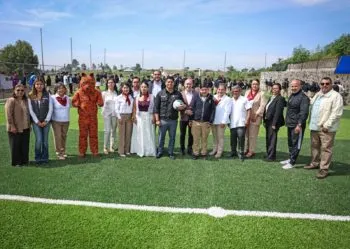 Omar Muñoz entrega cancha de fútbol con pasto sintético en Bachillerato 5 de Mayo de Cuautlancingo