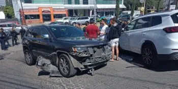 Ebrio conductor derribó una luminaria y chocó con otros vehículos en Zavaleta
