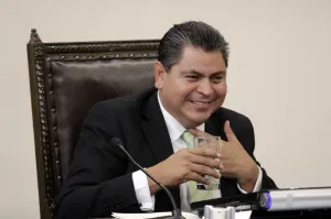 Diputado convoca a poderes a ejercer campaña contra celulares al volante