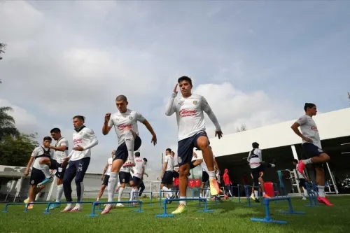 Chivas recupera a Fernando Beltrán y Oribe Peralta