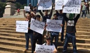Llega Trump al AICM, mientras en el Ángel lo repudian