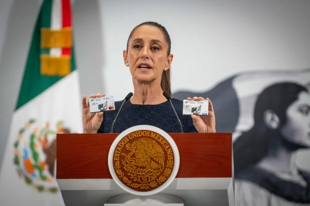 Sheinbaum presenta Tarjeta Finabien para envío de remesas sin impuesto desde EE.UU.