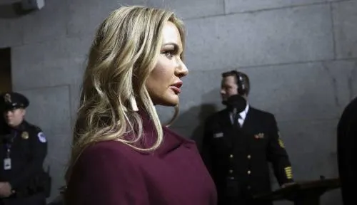 Hospitalizan a la esposa de Donald Trump Jr. luego de abrir un sobre que contenía un polvo blanco