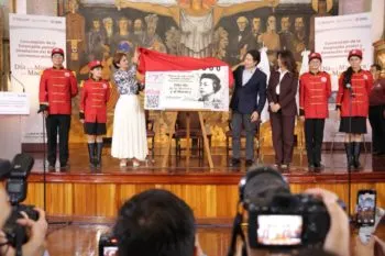 Conmemoran a docentes del país con emisión de estampilla postal y develación de billete de lotería