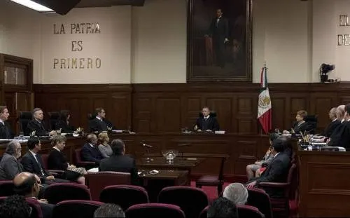 Corte da primer revés a AMLO: no podrá bajar salarios a funcionarios