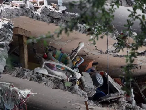 Suman 239 muertos por sismo de 7.1 grados