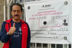 Vota rector BUAP en casilla del Distrito XII