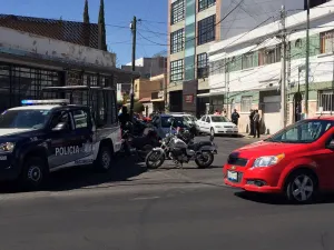 Asaltan a cuentahabientes, les quitan 300 mil y un carro