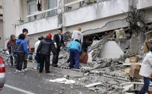 Aumentan a cuatro los muertos por sismo en Japón; la alerta continúa