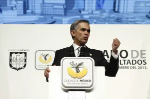 Miguel Mancera es abucheado en evento del PRD