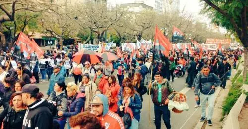 Protestan miles contra crisis económica en Argentina