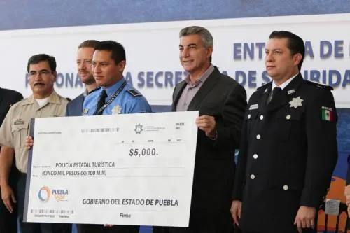 Tony Gali entrega estímulos a personal de la SSP y becas a hijos de policías