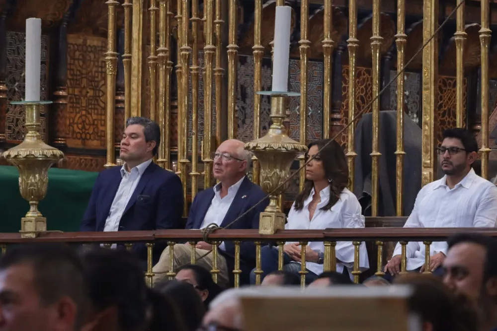 Ken Salazar, embajador de Estados Unidos en México asiste a misa en Puebla