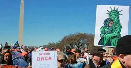 Juez federal de EU reafirma la orden a Trump de reactivar DACA