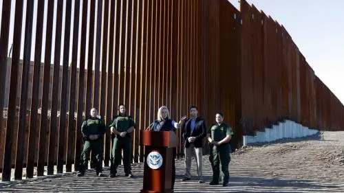 Un muro de 9 metros, el mensaje de EU a la caravana migrante