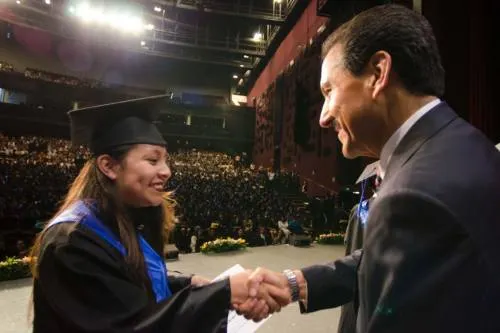 Egresados de la BUAP están capacitados para enfrentar el futuro: AEO
