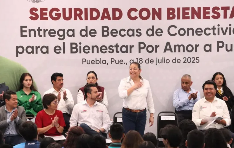 laura-artemisa-garcia-alejandro-armenta-becas-conectividad