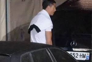 Captan a CR7 orinando en calles de Francia